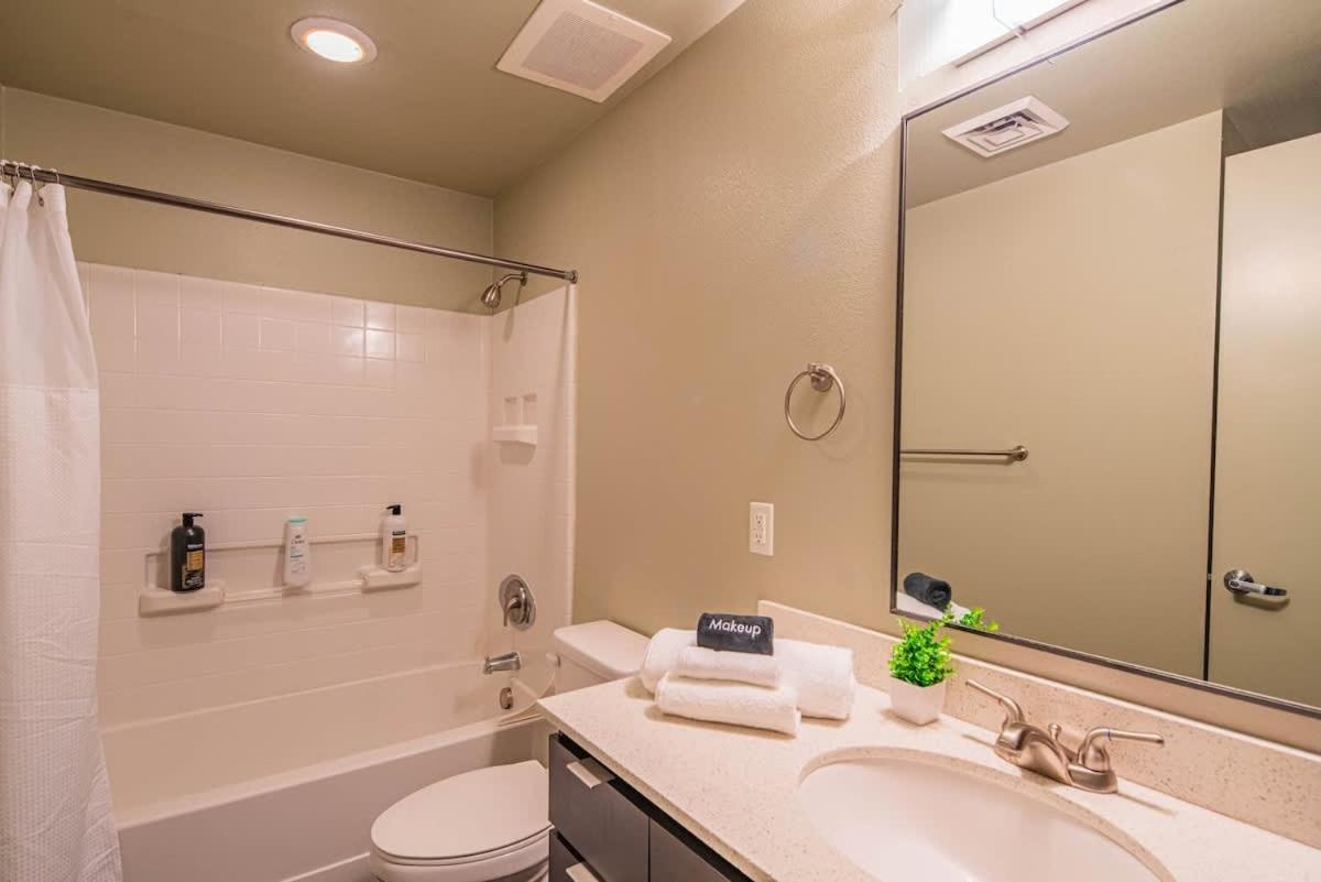 Cozy Dt, Parking, Gym, W-d, Roosevelt Row Apartment *